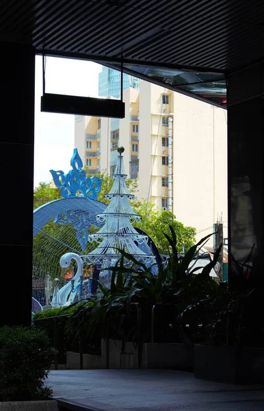 Saigon Centre ve Takashimaya 'nın 22 Kasım 2025' te Ho Chi Minh City, Vietnam 'da Noel süsleriyle çekilmiş fotoğrafları: Saigon Centre alışveriş merkezinde 2025 Noel bayramını kutlamak için Swarovski markasının dev kuğu modeli