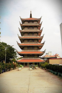 Vinh Nghiem Pagoda 'nın fotoğrafı Ho Chi Minh City, Vietnam' da 23 Kasım 2025: Saigon 'un en ünlü Budist kulelerinden biri olan Xa Loi kulesinin panoraması