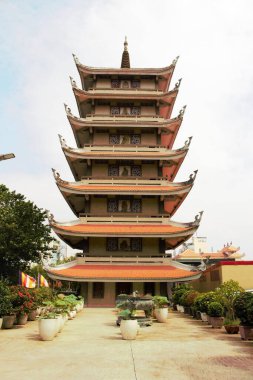 Vinh Nghiem Pagoda 'nın fotoğrafı Ho Chi Minh City, Vietnam' da 23 Kasım 2025: Saigon 'un en ünlü Budist kulelerinden biri olan Xa Loi kulesinin panoraması