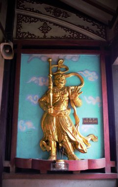 Vinh Nghiem Pagoda 'nın fotoğrafı Ho Chi Minh City, Vietnam' da 23 Kasım 2025: Budist bekçi tanrısının dev duvar resmi ana salonun balkonunda