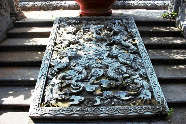 Vinh Nghiem Pagoda 'nın fotoğrafı Ho Chi Minh City, Vietnam' da 23 Kasım 2025 'te çekilmiştir: Vinh Nghiem pagoda içinde ibadet alanında neşeli ejderha yardımı