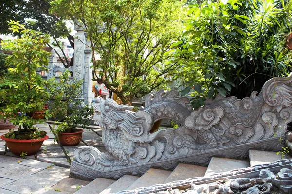 Vinh Nghiem Pagoda 'nın fotoğrafı Ho Chi Minh City, Vietnam' da 23 Kasım 2025 'te çekilmiştir: Vinh Nghiem pagoda içinde ibadet alanında neşeli ejderha yardımı