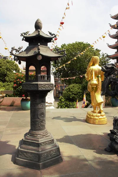 Vinh Nghiem Pagoda 'nın 23 Kasım 2025' te Ho Chi Minh City, Vietnam 'daki fotoğrafı: Birçok ziyaretçiyle birlikte ana salonun ön bahçesinin panoraması geziyor ve fotoğraf çekiyor