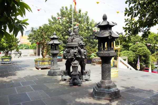 Vinh Nghiem Pagoda 'nın fotoğrafı Ho Chi Minh City, Vietnam' da 23 Kasım 2025: Dev tütsü ocağı ve antik taş lambalarıyla ana salon ön bahçesi