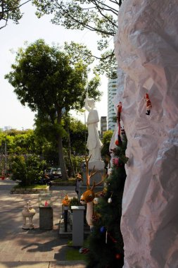 Huyen Sy Kilisesi 'nin 26 Kasım 2025' te Ho Chi Minh City, Vietnam 'da Noel süslemeleriyle çekilmiş fotoğrafı: Cho Dui Kilisesi' ni de tanıyan kiliseyi geliştiren Sir Huyen Sy heykelini kapatın.