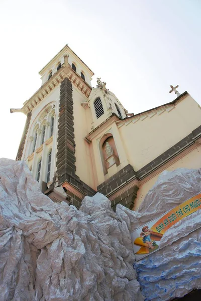 Huyen Sy Kilisesi 'nin 26 Kasım 2025' te Ho Chi Minh City, Vietnam 'da Noel süslemeleri ile fotoğrafı: Saigon' un en eski altı kilisesinden biri olan Huyen Sy kilisesinin güzel mimarisi 