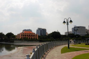 5 Aralık 2025 'te Ho Chi Minh City, Vietnam' daki Bach Dang Rıhtımı 'nın fotoğrafı: Sisli bir günde Bach Dang rıhtımından yakalanan Nha Rong iskelesinin manzarası