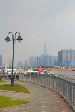 5 Aralık 2025 'te Ho Chi Minh City, Vietnam' daki Bach Dang Rıhtımı fotoğrafı: Sisli bir günde Bach Dang Rıhtımı Panoraması. Burası Saigon 'un her yıl binlerce savaşçıyı çeken en popüler simgelerinden biri.