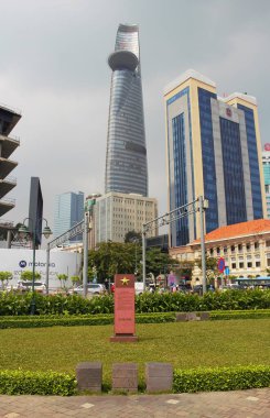 5 Aralık 2025 'te Ho Chi Minh City, Vietnam' daki Bach Dang Rıhtımı 'nın fotoğrafı: Saigon' un ikonik gökdelen binalarının bulunduğu yemyeşil çayırlar arasında anıt çeliği