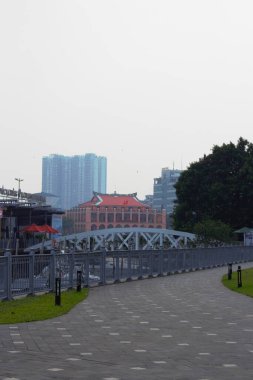 5 Aralık 2025 'te Ho Chi Minh City, Vietnam' daki Bach Dang Rıhtımı 'nın fotoğrafı: Sisli bir günde Bach Dang rıhtımından yakalanan Nha Rong iskelesinin manzarası