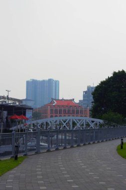 5 Aralık 2025 'te Ho Chi Minh City, Vietnam' daki Bach Dang Rıhtımı 'nın fotoğrafı: Sisli bir günde Bach Dang rıhtımından yakalanan Nha Rong iskelesinin manzarası