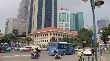 Ho Chi Minh City, Viet Nam 'daki Bach Dang Wharf' ın 5 Aralık 2025 tarihli videosu: Saigon şehir merkezindeki trafiğin hareket halindeki görüntüsü