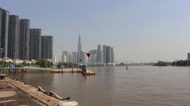 8 Ocak 2026 'da Vietnam' ın Ho Chi Minh şehrindeki Saigon Marina IFC binasındaki Landmark 81 kulesinin videosu: Büyük Saigon nehrinin panoramik manzarası.