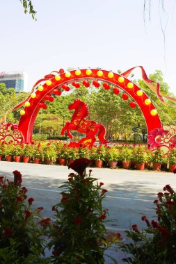 26 Ocak 2026 'da Vietnam' ın Ho Chi Minh şehrindeki Phan Dinh Phung stadyum parkının fotoğrafı: Fenerler ve çiçek düzenlemeleri ile At Yılı 'nı kutlayan açık hava gösterisi. Dekorasyon refah, mutluluk ve yenilenmeyi temsil ediyor..