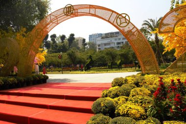 26 Ocak 2026 'da Ho Chi Minh City, Vietnam' daki Phan Dinh Phung stadyum parkının fotoğrafı: Peyzajla kaplanmış bir şehir parkında çim kaplı at heykelleri sergilenen Ay Yeni Yıl dekorasyonu. Sahne gücü, canlılığı ve yenilenmeyi temsil ediyor..