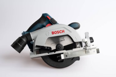 Beyaz arka planda Bosch dairesel testeresi. İsveç 'in Finspong şehrinde Kasım 2025' te bir stüdyoda çekilmiş.