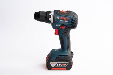 Beyaz arka planda 18V lityum pilli Bosch kablosuz matkabı. İsveç 'in Finspong şehrinde Kasım 2025' te bir stüdyoda çekilmiş.