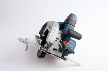 Beyaz arka planda elektrikli dairesel testere. İsveç 'in Finspong şehrinde Kasım 2025' te bir stüdyoda çekilmiş.