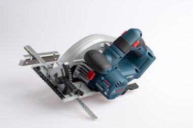 Kablosuz dairesel testere, beyaz arka planda ayarlanabilir bir rehber ve bir bıçak koruması var. İsveç 'in Finspong şehrinde Kasım 2025' te bir stüdyoda çekilmiş.