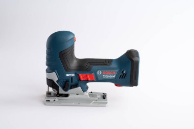 Bosch profesyonel kablosuz yapboz, beyaz arka planda. İsveç 'in Finspong şehrinde Kasım 2025' te bir stüdyoda çekilmiş.