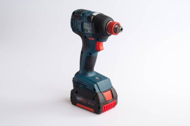 Beyaz arka planda kablosuz anahtar var. İsveç 'in Finspong şehrinde Kasım 2025' te bir stüdyoda çekilmiş.