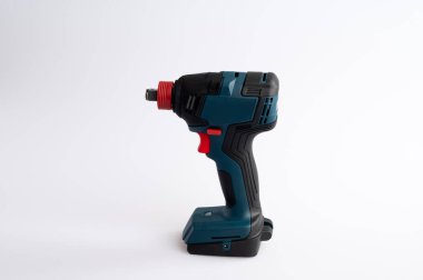 Yan taraftaki temiz beyaz arka planda izole edilmiş, modern bir kablosuz ingiliz anahtarı. Güç aracı kompakt ergonomik tasarımı özelleştirir