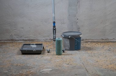 Beton zemine boya malzemeleri, boya silindiri, tepsi ve kova..