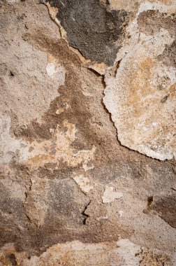 Yıpranmış, desenli çatallı taş bir duvara yakın çekim.