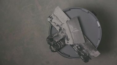 Kova kapağı üzerine alçı araçları, tepeden aşağı görünüm