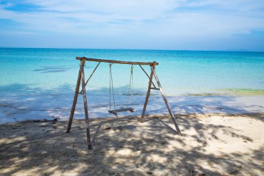 Gevşeme tropik sahilde salıncaklar