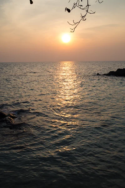 Sunrise beach en la isla de Koh Munnork — Foto de Stock