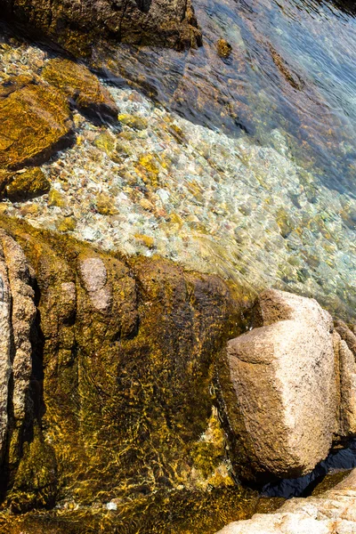 Mokre i suche skały na plaży — Zdjęcie stockowe