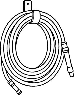 Duvara asılmış sarmalanmış bahçe hortumu sulanmaya hazır..