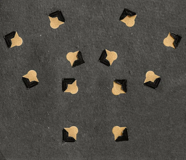 Eskimiş fotoğraf köşeleri koyu desenli kağıt arkaplana saçılmış. Küçük siyah ve bej köşeler, yazı için geniş bir alana sahip gevşek dairesel bir desen içinde düzenlenir. Albüm koleksiyonu, klasik fotoğraf albümü ilhamı.