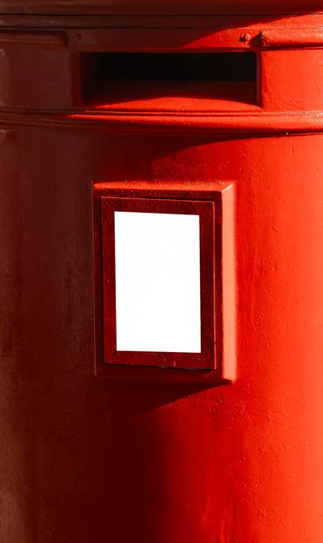 Üzerinde boş etiket alanı, güçlü güneş ışığı ve gölge olan kırmızı bir posta kutusunu kapat