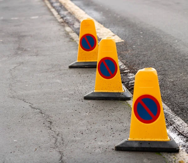 Geçici olarak şehir caddesinde kaldırım boyunca park konileri yok, seçici odaklanma