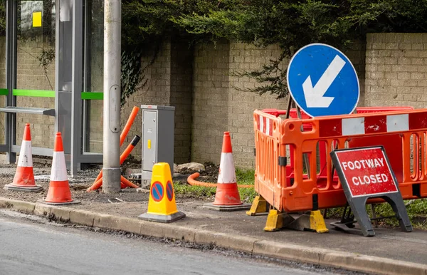 Otoyol kapalı trafik konileri ve otobüs durağı yakınlarındaki ok saptırma ile yol çalışmaları