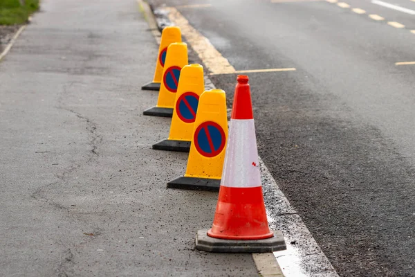 Trafik konileri ve geçici park işaretleri sokakları işaret etmiyor.