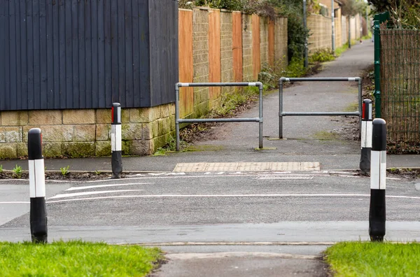 Yaya geçidi, yaya geçidi. Yaya geçidine giden bir bariyer var.