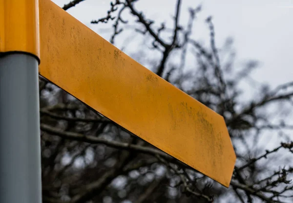 Kopya alanı ile kutup üzerinde boş sarı yön işareti, sığ alan derinliği