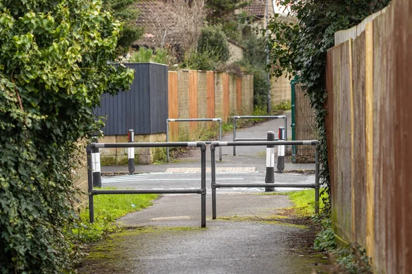 Yerleşim Alanındaki Ahşap Çitler Arasındaki Metal Bariyer Kapılı Yaya Yolu
