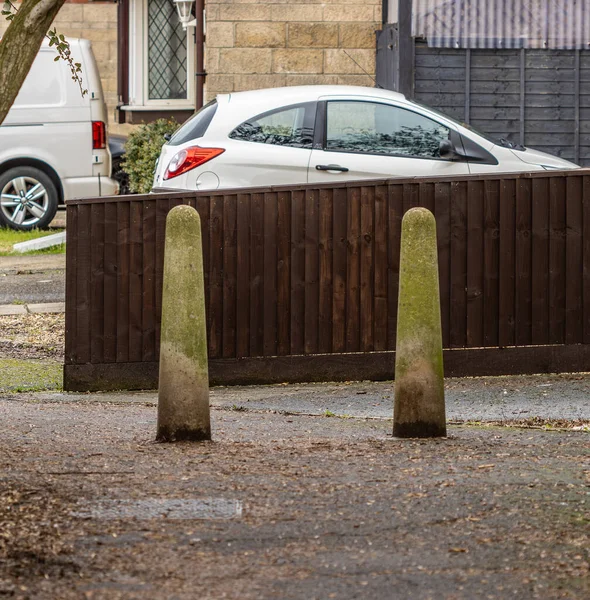 Beton yığınları, park halindeki arabaların bulunduğu bir yerleşim bölgesine araç girişini engelliyor.