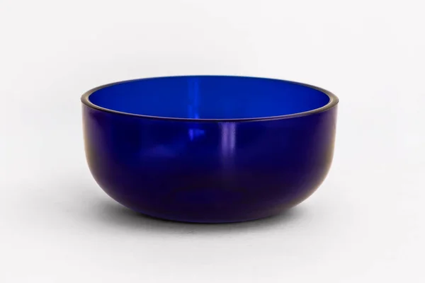 Beyaz arka planda izole edilmiş boş mavi seramik kase. Minimal stüdyo hala mutfak eşyaları, temiz ürün fotokopi alanı tasarım ve markalaşma için çekim.