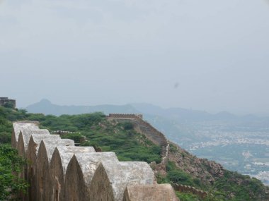 Taragarh Kalesi 'nden dramatik manzara tepe boyunca kıvrılan antik duvarları gösteriyor. Ajmer şehri, uzak ve puslu dağlarla çevrelenmiş olarak aşağıya doğru yayılır..