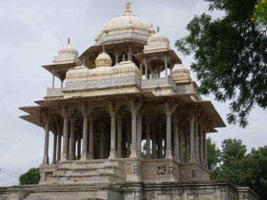 Bundi Rajasthan 'dan Rajput mimarisi etkileyici bir taş işçiliği sergiliyor. Tarihi bir anıt olan Chaurasi Khambon ki Chhatri 'de 84 sütun ve karmaşık oymalar yer alıyor. Güzel bir manzara..