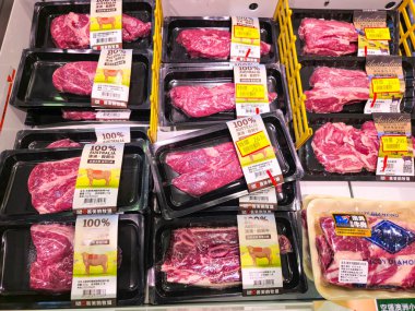 Taipei, Tayvan - 13 Eylül 2025: Tayvan 'daki bir süpermarketin Et Bölümü' nde Avustralya Tahıllı Biftek Satılıyor