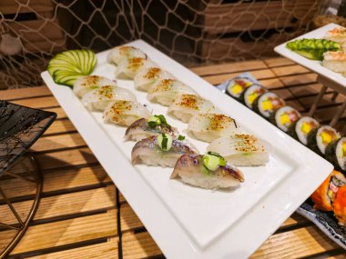 Japon restoranında karides, mürekkep balığı ve Snapper ile çeşitli Nigiri suşileri vardı.