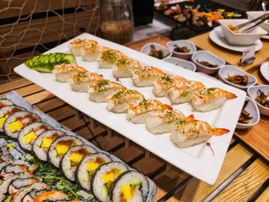 Japon restoranında karides, mürekkep balığı ve Snapper ile çeşitli Nigiri suşileri vardı.
