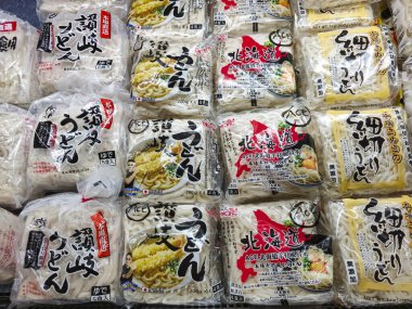 Taipei, Tayvan - 28 Eylül 2025: Süpermarket Rafına ithal Japon Eriştesi