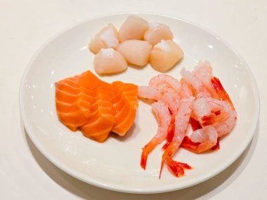 Taze Amaebi, Somon ve Scallops Büfe Tabağında